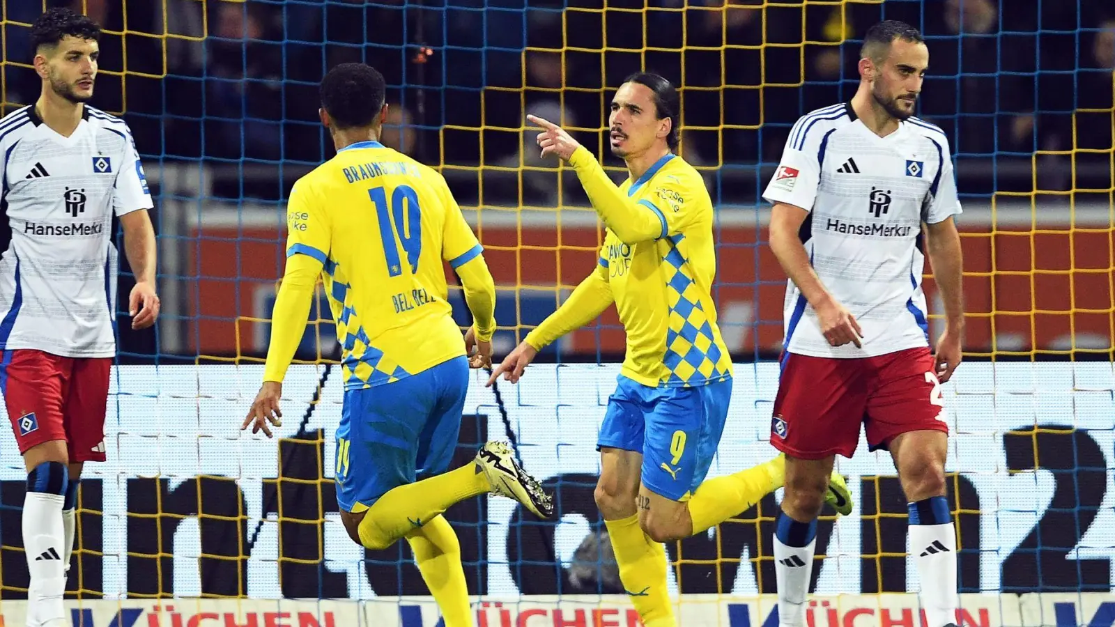 Braunschweigs Rayan Philippe feiert sein Tor zum 1:0. (Foto: Swen Pförtner/dpa)