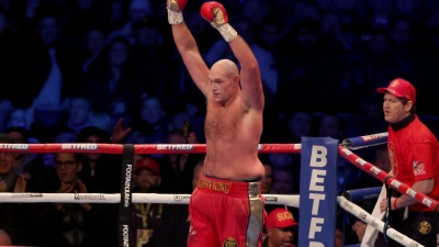 Tyson Fury jubelt über seinen Sieg. (Foto: Ian Walton/AP/dpa)