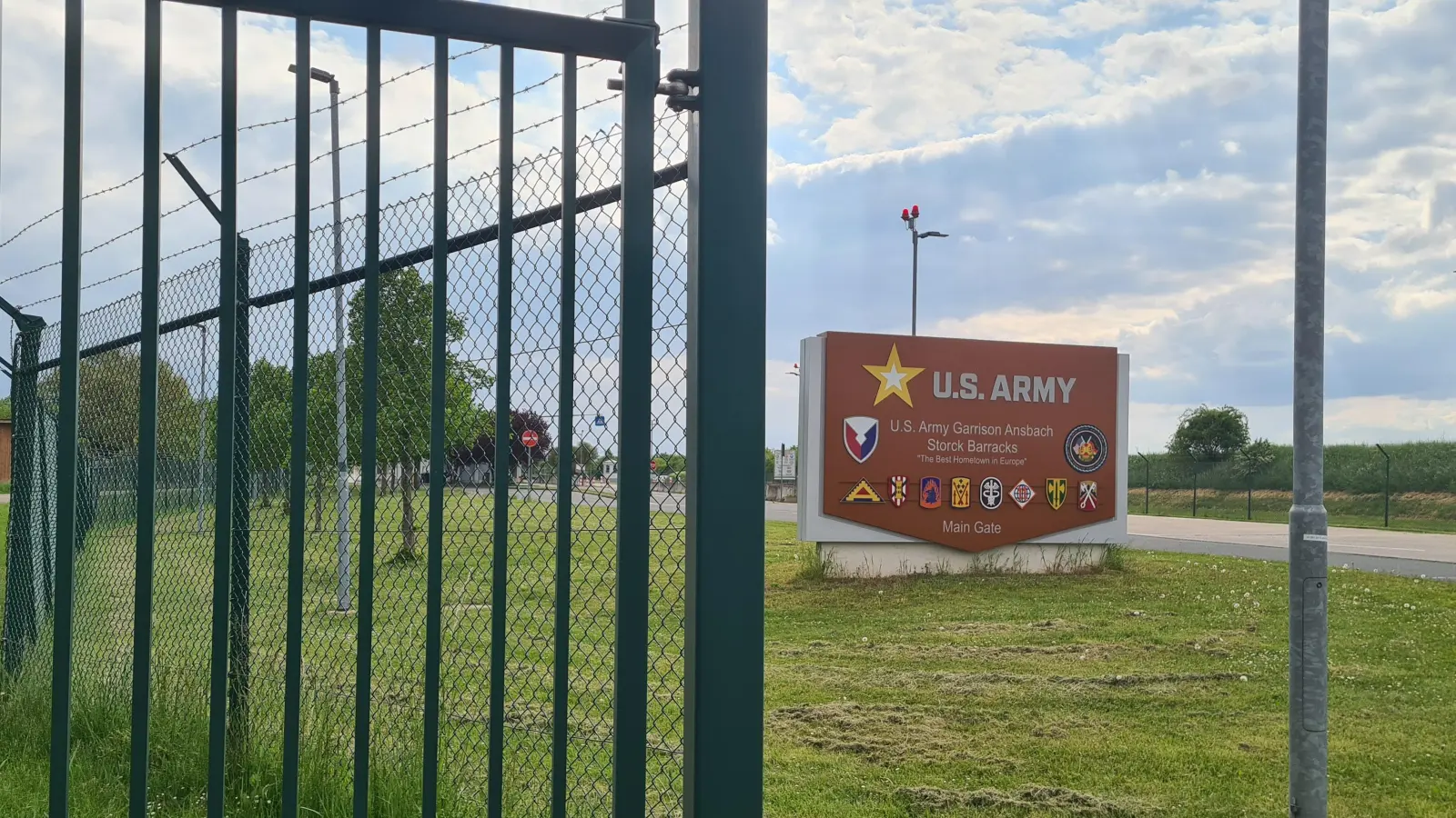 Am Gelände der Storck Barracks in Illesheim tauchte am Dienstag ein verdächtiger Gegenstand bei Bauarbeiten auf. (Archivbild: Anna Franck)