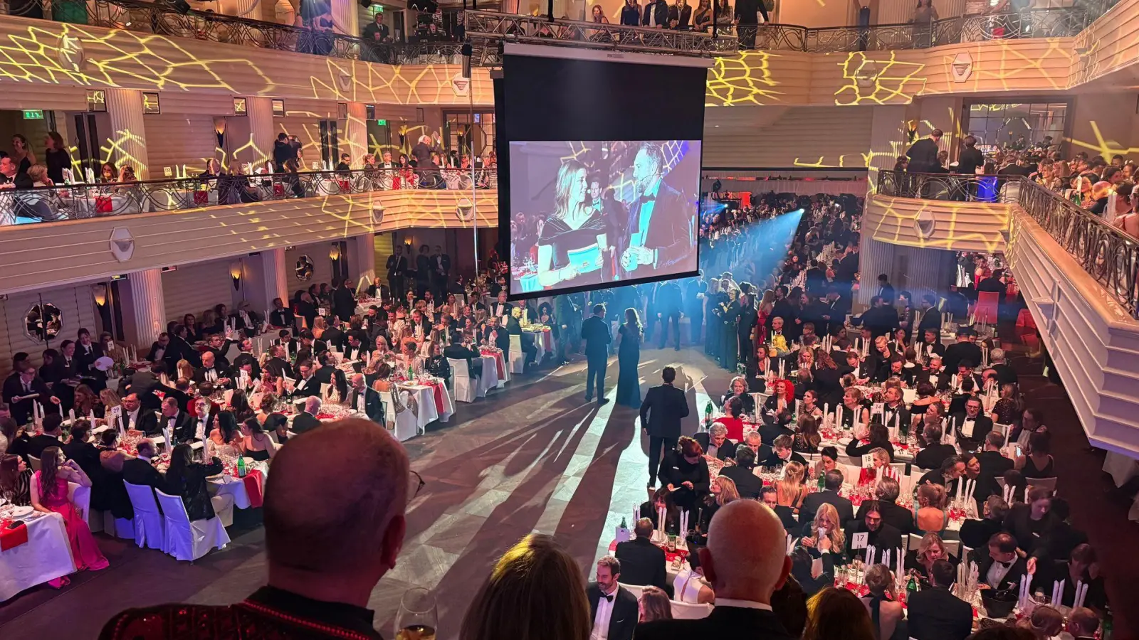Steven Gätjen und Nina Eichinger moderieren den Filmball. (Foto: Malin Wunderlich/dpa)