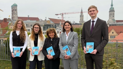 Die ehemaligen Schülerinnen des Feuchtwanger Gymnasiums, Joana Lehr, Julia Schrenk (von links) mit der Autorin Dr. Barbara Haas (2. v. r.), Charlotte Knobloch (Mitte) und Timo Buß, ebenfalls ehemaliger Gymnasiast, bei der Buchübergabe in München. (Foto: Israelitische Kultusgemeinde München)