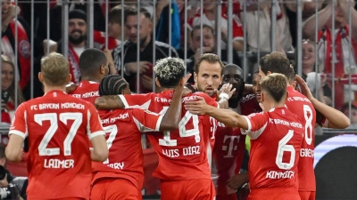 Viel zu jubeln hatten die Meisterspieler des FC Bayern um Harry Kane (M) im Saison-Eröffnungsspiel. (Foto: Sven Hoppe/dpa)