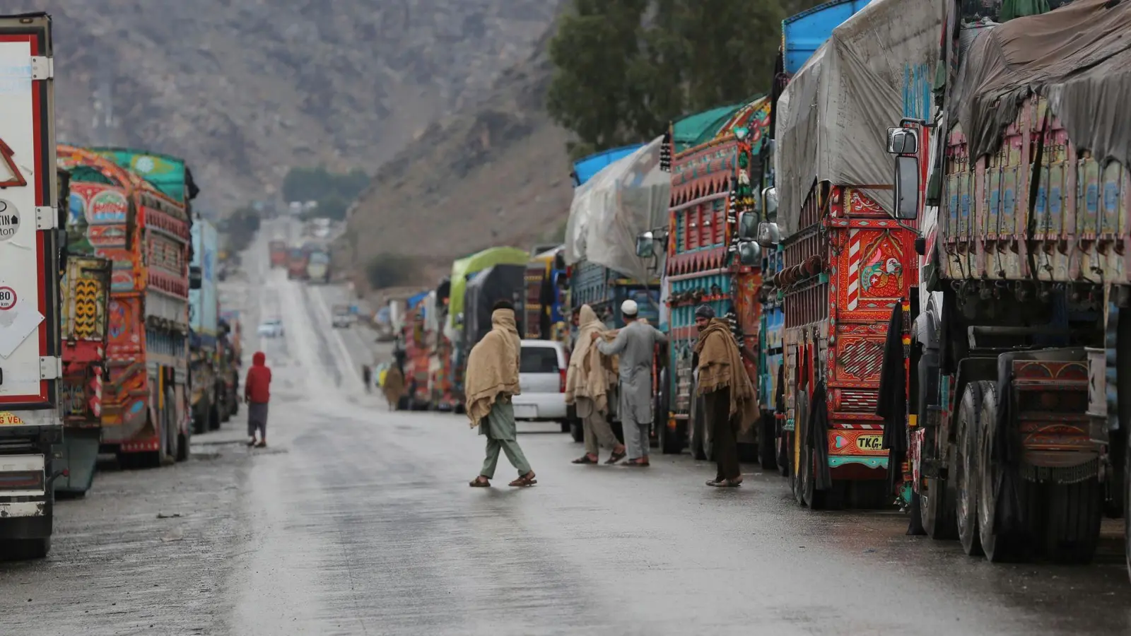 Pakistan hat nach eigenen Angaben 54 eindringende Terroristen an der Grenze zu Afghanistan getötet. (Symbolbild) (Foto: Shafiullah Kakar/AP/dpa)