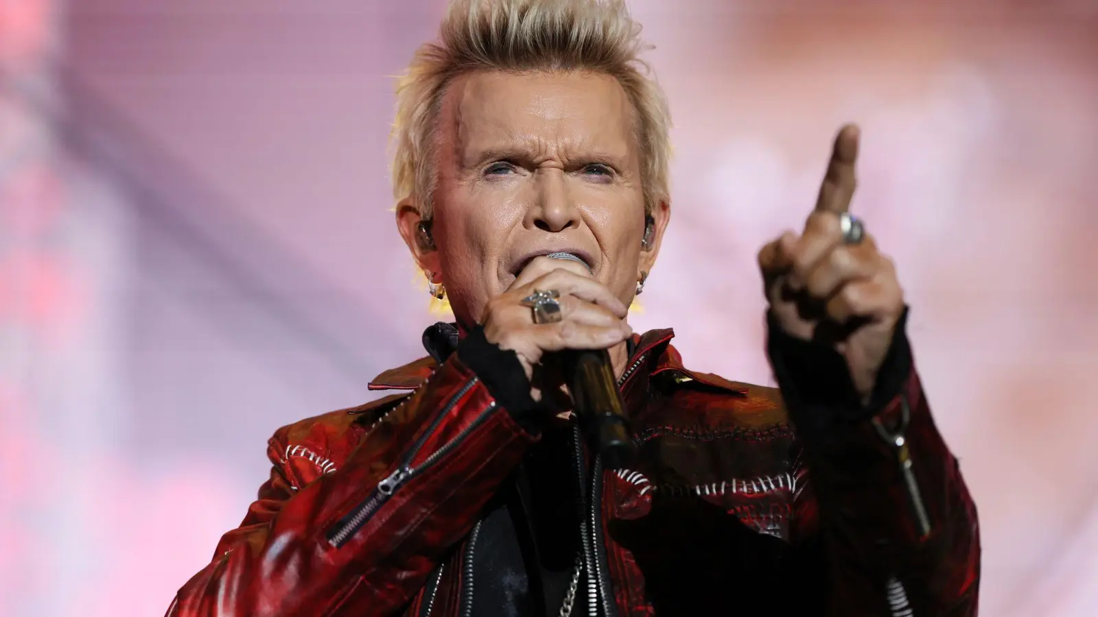 Tritt im Juni auf dem Königsplatz auf: Billy Idol. (Archivbild) (Foto: Ginnette Riquelme/AP/dpa)