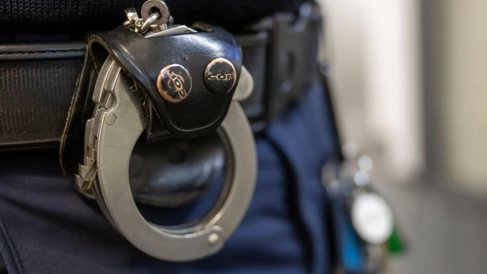Nach dem Tod von drei Menschen durch Drogen hat die Polizei in Cham einen Mann festgenommen. (Symbolbild) (Foto: Peter Kneffel/dpa)