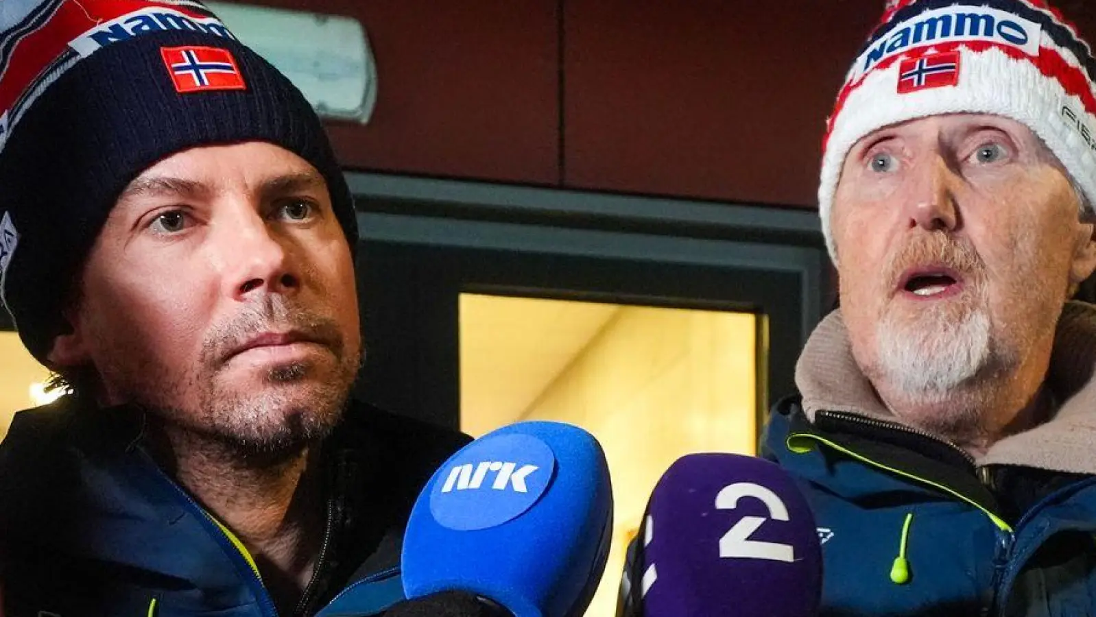 Sprechen in Trondheim: Trainer Brevig und Sportdirektor Aalbu. (Foto: Terje Pedersen/NTB/dpa)