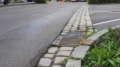 In Burgoberbach löste Schwerlastverkehr einige Granitsteine aus dem Boden. (Symbolbild: Anna Franck)