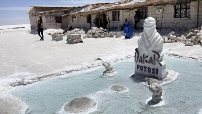 Das Salzhotel Playa Blanca liegt mitten in der Salar de Uyuni. Eine Stele erinnert daran, dass hier auch mal die Rallye Dakar Station machte. (Foto: Manuel Meyer/dpa-tmn)