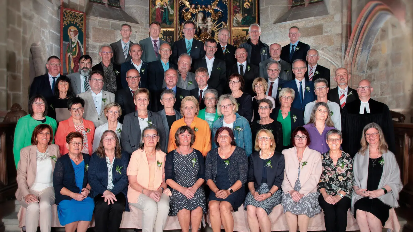 Über 40 Jubelkonfirmanden trafen sich zur Goldenen Konfirmanten in der Stiftskirche Feuchtwangen. (Foto: Fotostudio Brenne)