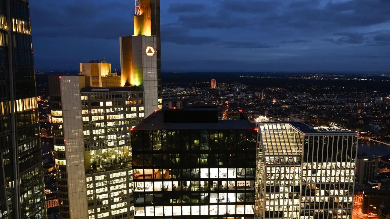 Die Commerzbank steht unter Druck, nachdem die italienische Großbank Unicredit eingestiegen ist (Archivbild) (Foto: Arne Dedert/dpa)