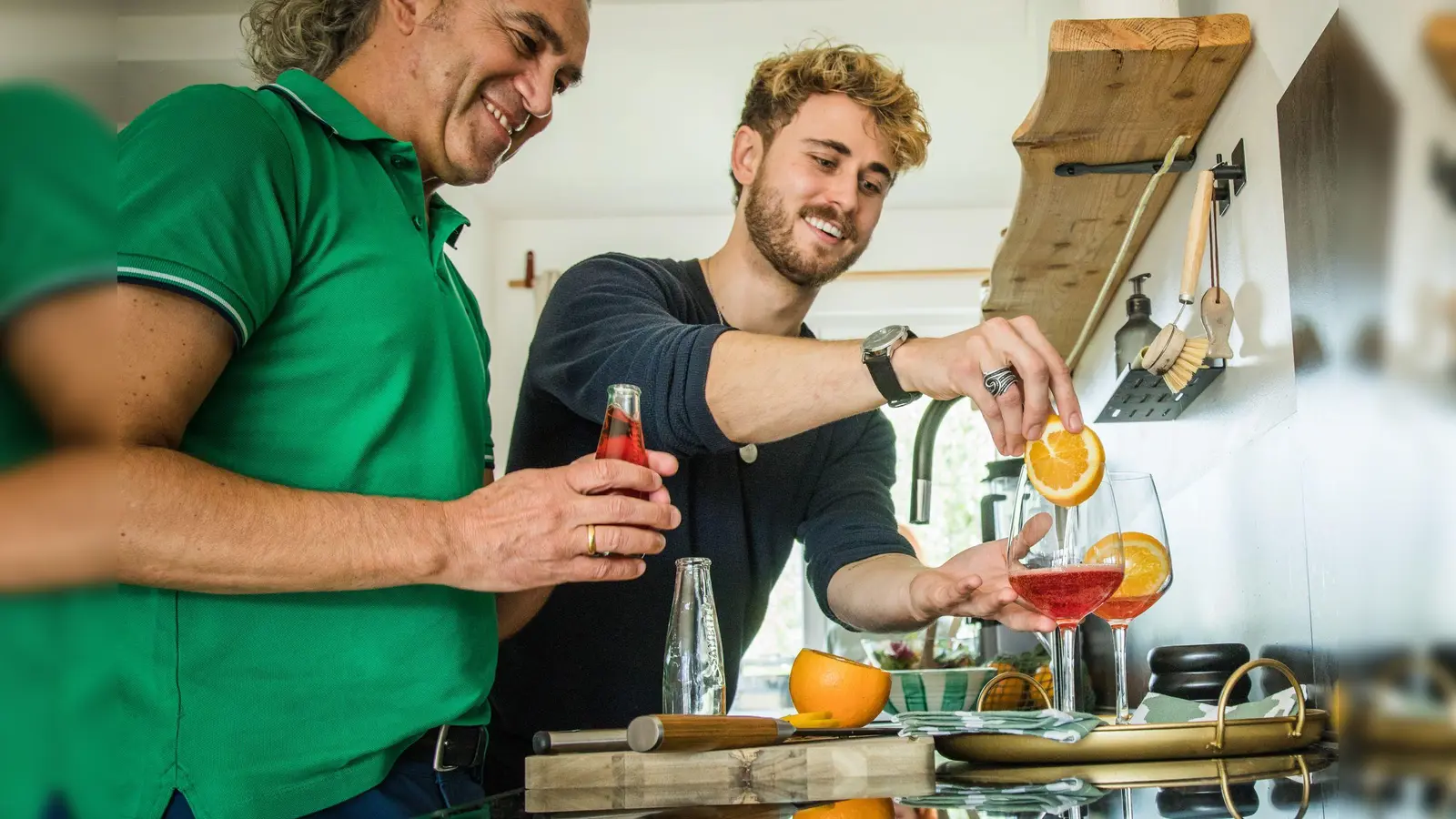 Freude am Experimentieren: Freunde bereiten in der heimischen Küche einen alkoholfreien Aperitif mit Sanbitter zu. Er ist für seine rote Farbe und bittersüße, herbe Geschmacksnote bekannt. (Foto: Christin Klose/dpa-tmn)