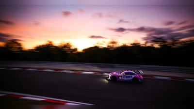 Dämmerung auf dem Nürburgring: Im Vorjahr verpasste der Mercedes mit Maximilian Götz am Steuer den Sieg nur knapp. (Foto: Mercedes-Benz)