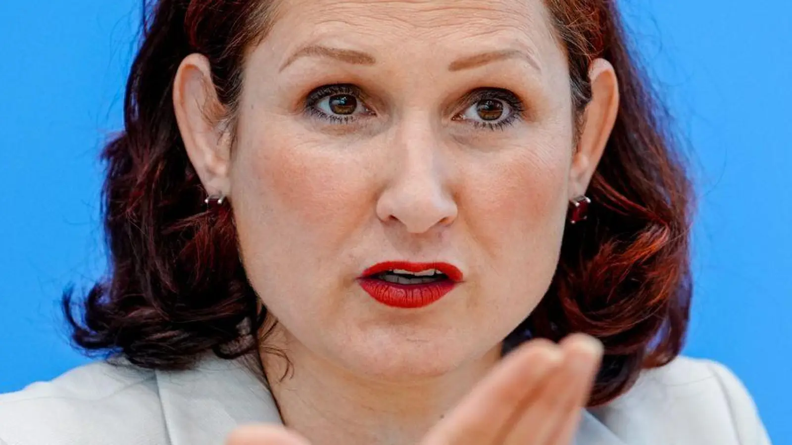 Die Unabhängige Bundesbeauftragte für Antidiskriminierung, Ferda Ataman, sagt: „Das Ausmaß an Diskriminierung ist eine Belastungsprobe für unser Land.“ (Archivfoto)  (Foto: Kay Nietfeld/dpa)