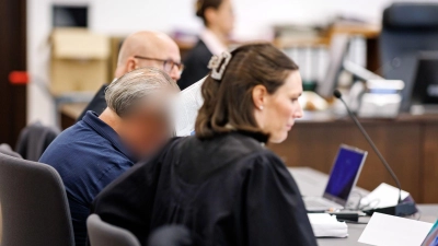 Der Angeklagte wies zu Beginn eines Mordprozesses am Landgericht Nürnberg-Fürth die Schuld am Tod eines 42-Jährigen von sich.  (Foto: Daniel Karmann/dpa)