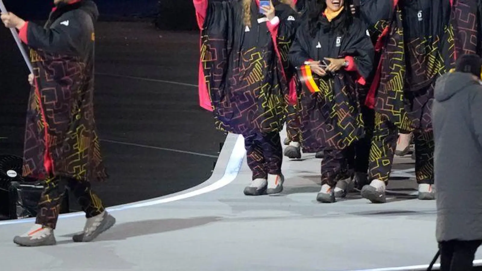 Die Mannschaft aus Deutschland wird von Fahnenträger Leon Draisaitl bei der Eröffnungsfeier der Olympischen Winterspiele Mailand Cortina 2026 angeführt. (Foto: Lee Jin-man/AP/dpa)