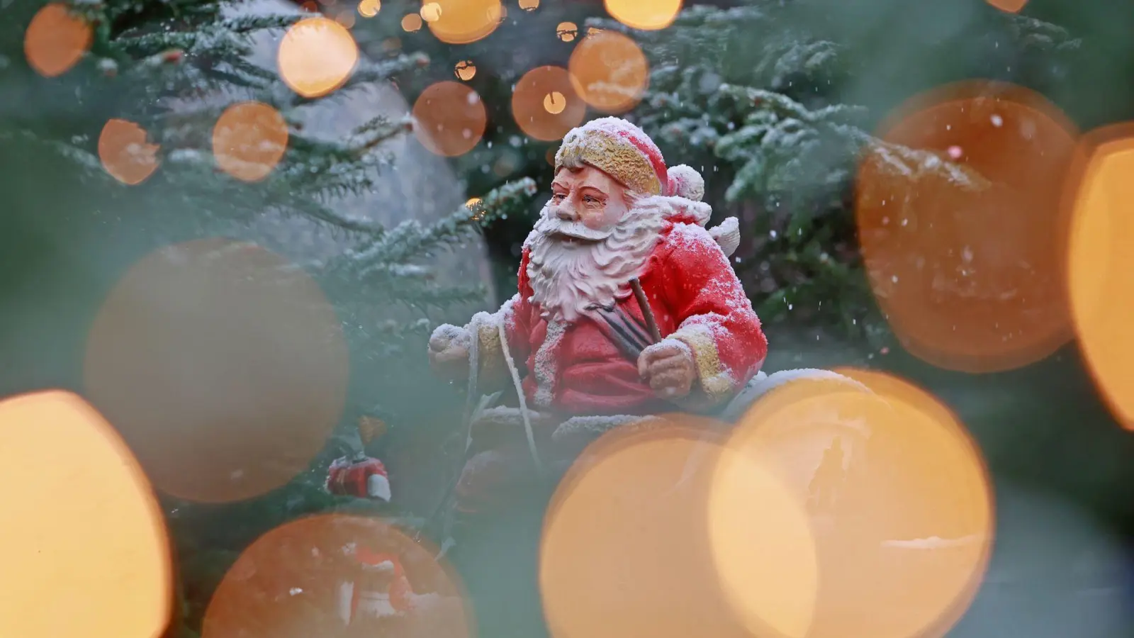 Während sich einige im Süden Bayerns auf Schnee an Weihnachten freuen dürfen, erwartet andere Regen. (Archivbild) (Foto: Matthias Bein/dpa)