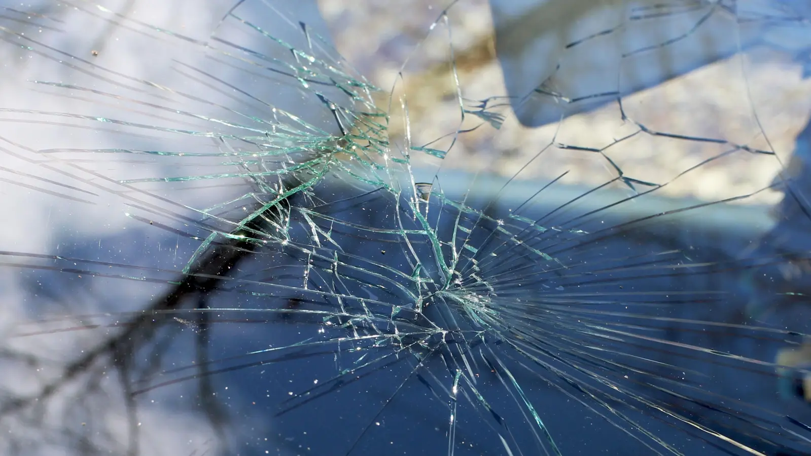 Die Frontscheibe hat inzwischen mehrere beträchtliche Sprünge. (Foto: Constantin Prosch)