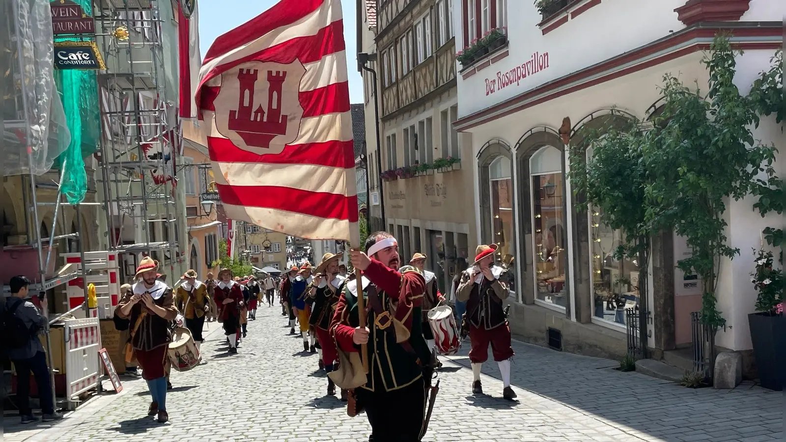 Zweiter Tag bei den Pfingsfestspielen in Rothenburg. Bei bestem Wetter gibt es überall in der Stadt mittelalterliches Treiben zu bewundern. (Foto: Gerhard Krämer)