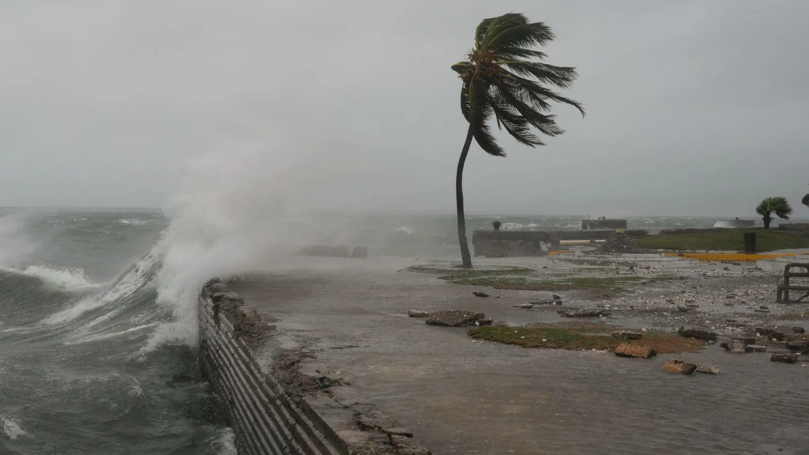 Hurrikan „Melissa“ hat auf Jamaika Häuser und Straßen beschädigt, ganze Gebiete überflutet und mehr als 530.000 Haushalte von der Stromversorgung abgeschnitten. (Foto: Matias Delacroix/AP/dpa-tmn)