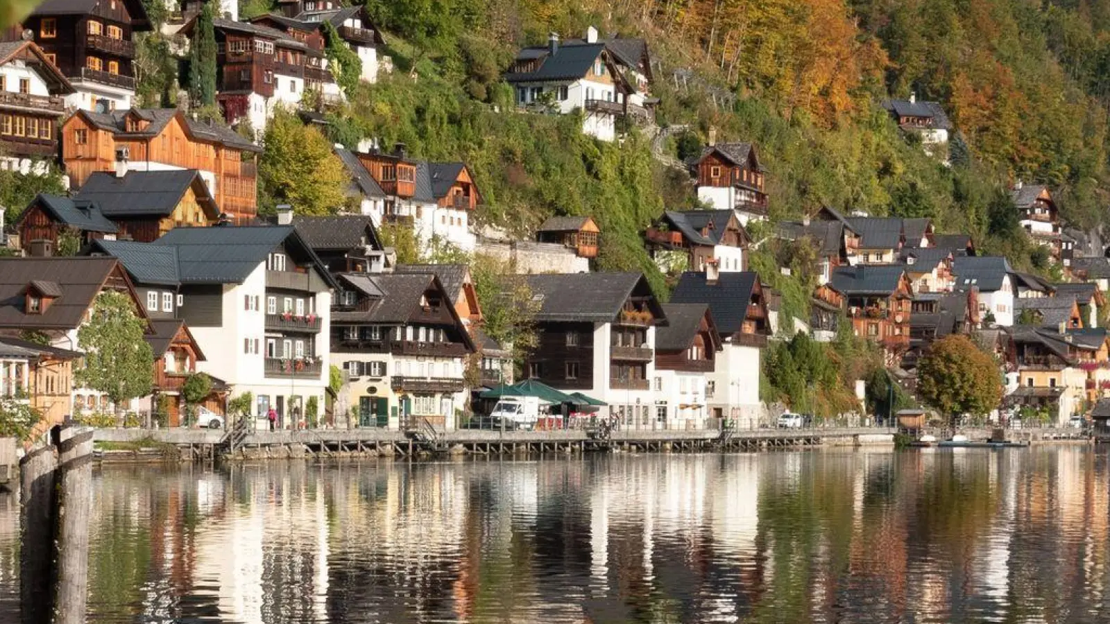 Touristenmagnet: das idyllische Hallstatt am Hallstättersee. (Foto: Andreas Drouve/dpa-tmn)