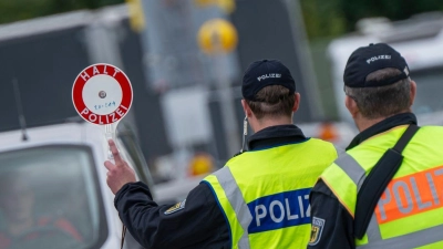 Inzwischen gibt es stationäre Grenzkontrollen an allen deutschen Landesgrenzen. 25 Prozent der Teilnehmer der Befragung gaben an, nicht funktionierender Grenzschutz treibe sie mehr um als alles andere. (Archivfoto) (Foto: Peter Kneffel/dpa)