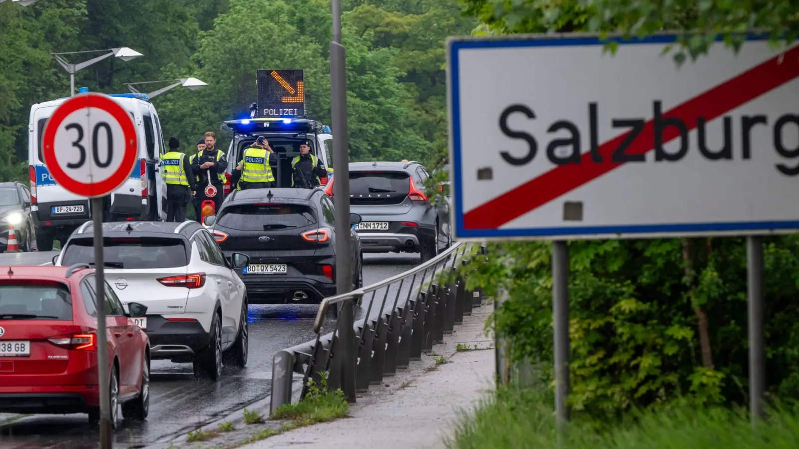 Auf einer Brücke zwischen Freilassing und Salzburg richtete die Bundespolizei wieder einen festen Kontrollpunkt ein.  (Foto: Peter Kneffel/dpa)
