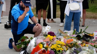 Wut, Trauer und Empörung bestimmen weiter den Alltag vieler in Sydney nach dem Attentat mit 15 Toten. (Foto: Mark Baker/AP/dpa)