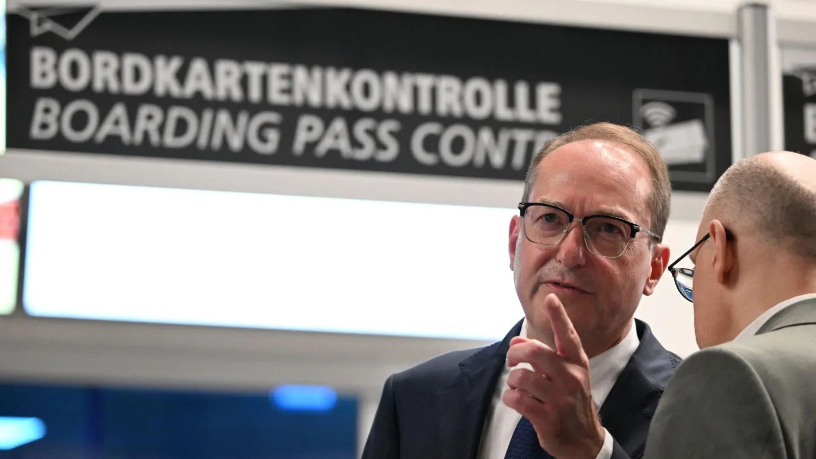 Der Bundesinnenminister spricht von einem „hybriden Anschlagsszenario“. (Foto: Hendrik Schmidt/dpa)