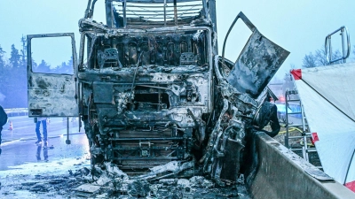 Ersthelfer retteten damals einen Schwerverletzten aus einem brennenden Auto. Jemand aus dem Gegenverkehr filmte die Szene. (Archivbild) (Foto: Jason Tschepljakow/dpa)