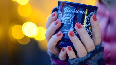 Nichts wärmt besser auf dem Weihnachtsmarkt als ein heißer Glühwein. (Foto: Jens Kalaene/dpa-Zentralbild/dpa-tmn)