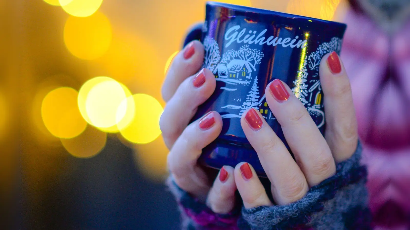 Nichts wärmt besser auf dem Weihnachtsmarkt als ein heißer Glühwein. (Foto: Jens Kalaene/dpa-Zentralbild/dpa-tmn)