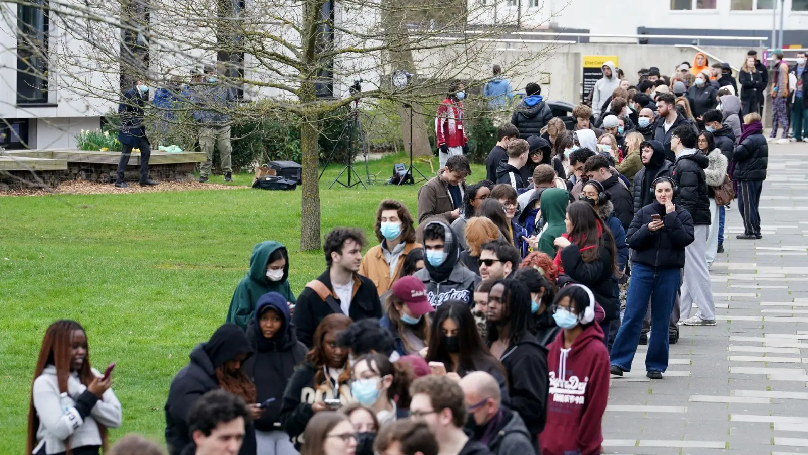 Menschen stehen an, um vorsorglich Antibiotika zu erhalten. (Foto: Gareth Fuller/PA Wire/dpa)
