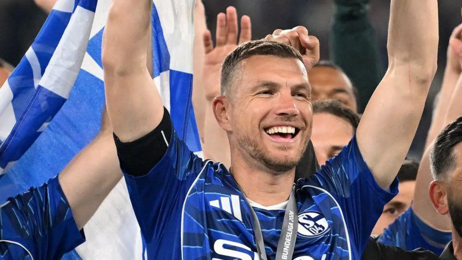 Edin Dzeko spielt noch ein Jahr Bundesliga mit Schalke. (Archivbild) (Foto: Bernd Thissen/dpa)