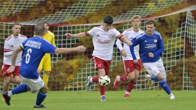 Mit Paul Beil (Bildmitte am Ball, rechts Robin Bätz vom TSV Windeck Burgebrach) fällt ein weiterer Leistungsträger des TSC verletzt aus. (Foto: Martin Rügner)