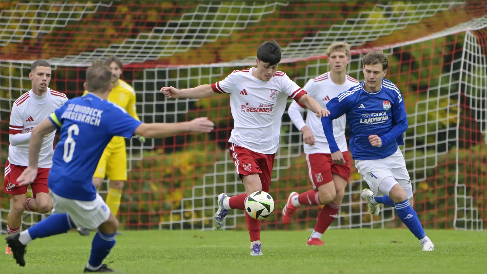 Paul Beil (am Ball, hier im Spiel gegen Burgebrach) fehlt dem TSC Neuendettelsau. (Foto: Martin Rügner)