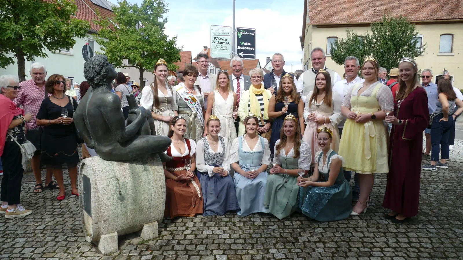 Die Ehrengäste der Ipsheimer Gastgeber stellten sich im Kreise der Weinhoheiten zum Erinnerungsfoto.  (Foto: Helmut Meixner)