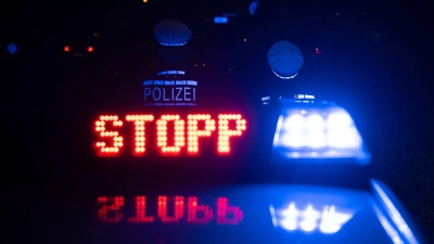 Nach einem Raubüberfall in der Oberpfalz fahndete die Polizei mit Streifenwagen und Hubschrauber nach den Tätern. (Symbolbild) (Foto: Marijan Murat/dpa)