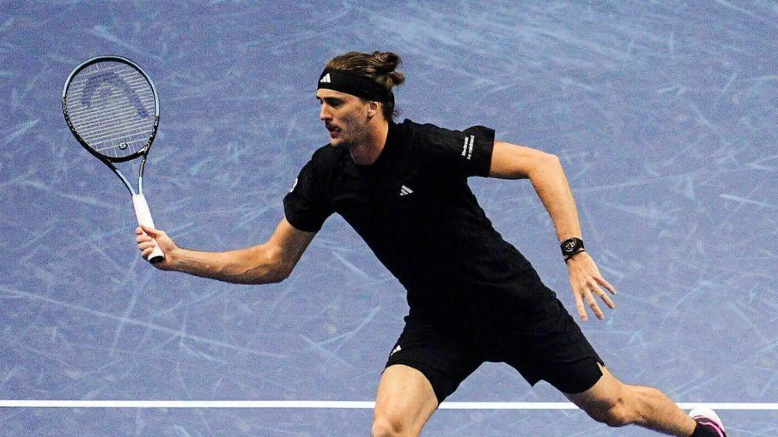 Alexander Zverev kassiert seine erste Niederlage bei den ATP Finals (Foto: Marco Alpozzi/LaPresse/AP/dpa)