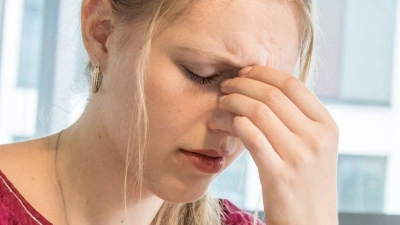 Trockene und müde Augen gehören zu den typischen Folgen intensiver Bildschirmarbeit: Regelmäßige Entlastung schützt die Sehkraft. (Foto: Christin Klose/dpa-tmn)