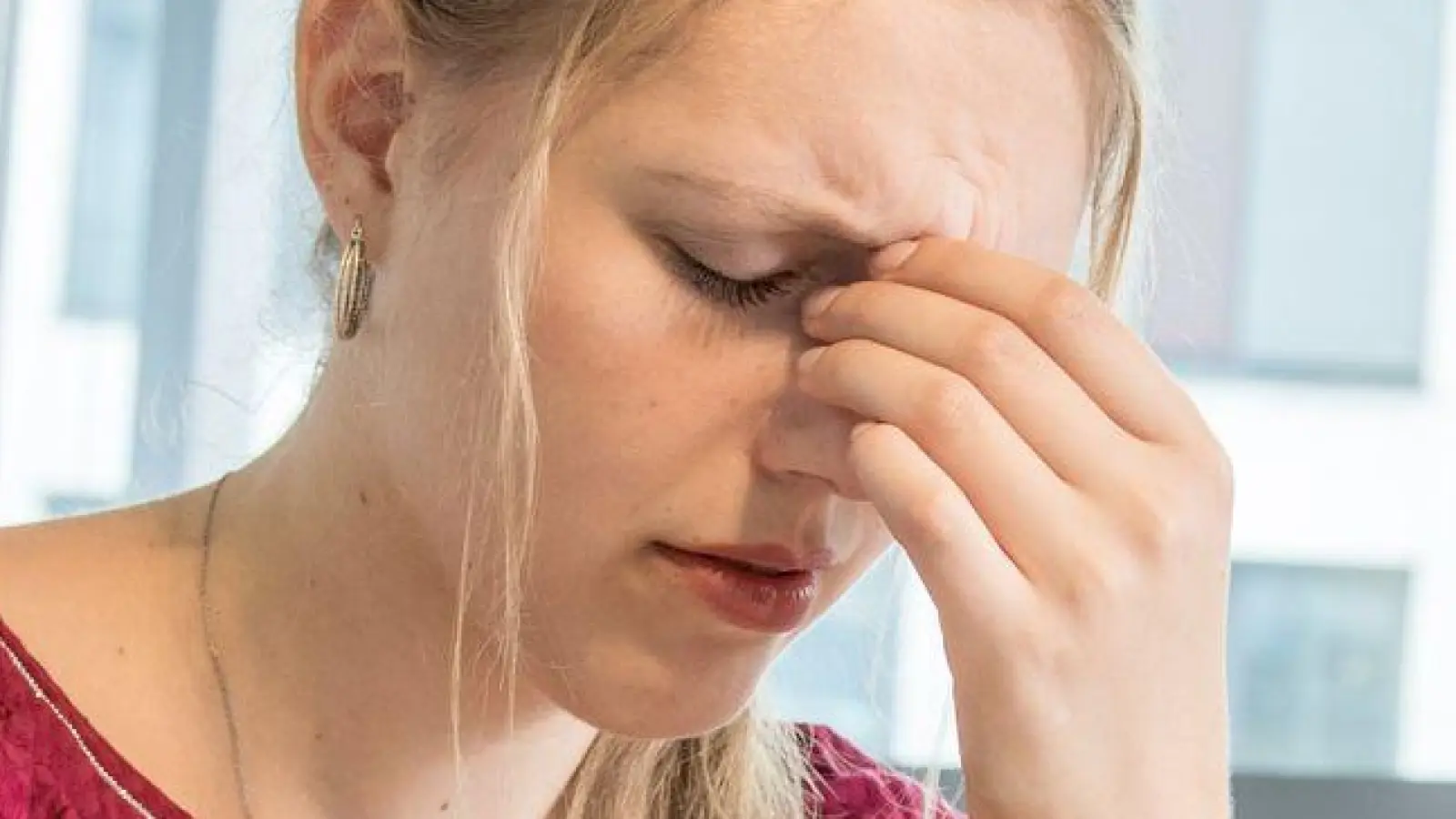 Trockene und müde Augen gehören zu den typischen Folgen intensiver Bildschirmarbeit: Regelmäßige Entlastung schützt die Sehkraft. (Foto: Christin Klose/dpa-tmn)