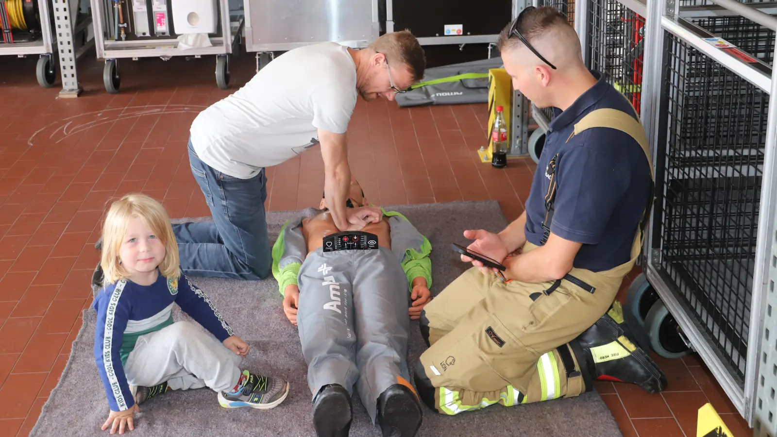 In der Feuerwehr-Olympiade gilt es an einer Station, eine Puppe zu reanimieren. (Foto: Oliver Herbst)