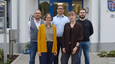 Konstituierende Gemeinderatssitzung in Bruckberg: Vereidigt wurden die neuen Gremiumsmitglieder (von links) Georg Carl, Maria Hetzel, Christian Eitmann, Johanna Zauner und Markus Kreutzberger. (Foto: Yvonne Neckermann)