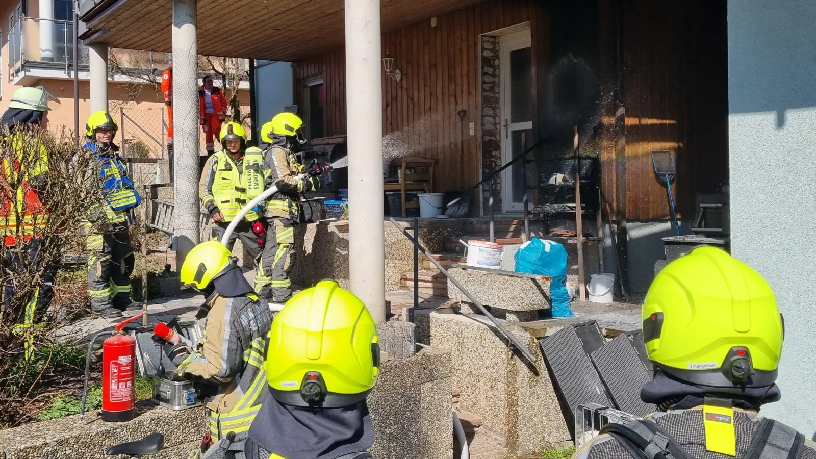 Holz unter einem Vorbau war am Sonntag in Emskirchen in Brand geraten -Die Feuerwehr Emskirchen löschte die Flammen. (Foto: Rainer Weiskirchen/Kreisfeuerwehrverband)