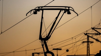 Keine Beeinträchtigungen mehr auf der Bahnstrecke zwischen Ansbach und Wicklesgreuth: Die Sperrung nach einem Oberleitungsschaden ist aufgehoben. (Symbolbild: Daniel Karmann/dpa)