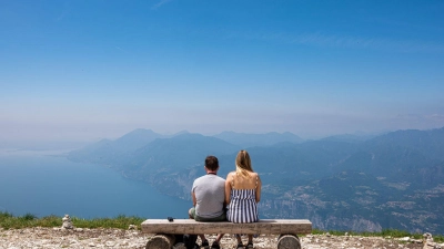 Der Gardasee wird auch in diesen Sommerferien Ziel vieler bayerischer Urlauber sein. Eine gar nicht so kleine Minderheit kann sich aber keine Ferienreise leisten. (Symbolbild) (Foto: Daniel Reinhardt/dpa)