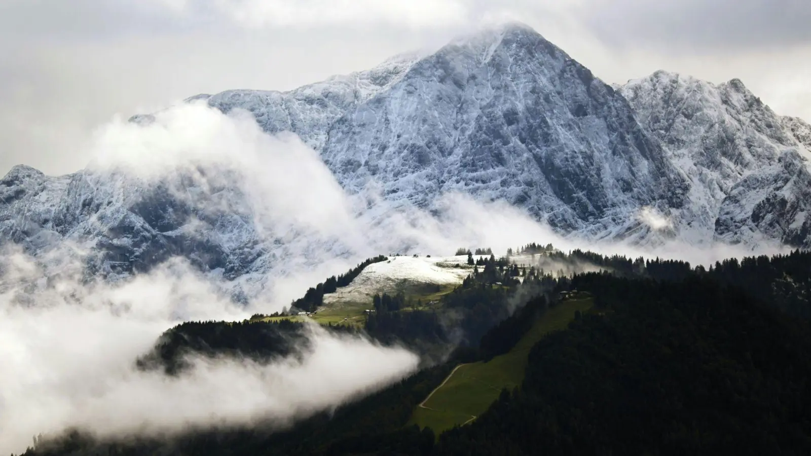 Der Bergsteiger war bei schlechtem Wetter allein unterwegs und verunglückte (Symbolbild) (Foto: Barbara Gindl/APA/dpa)