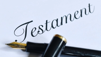Eheleute können beim Aufsetzen eines gemeinsamen Testaments eine Pflichtteilsstrafklausel hineinschreiben. (Foto: Kirsten Neumann/dpa-tmn)