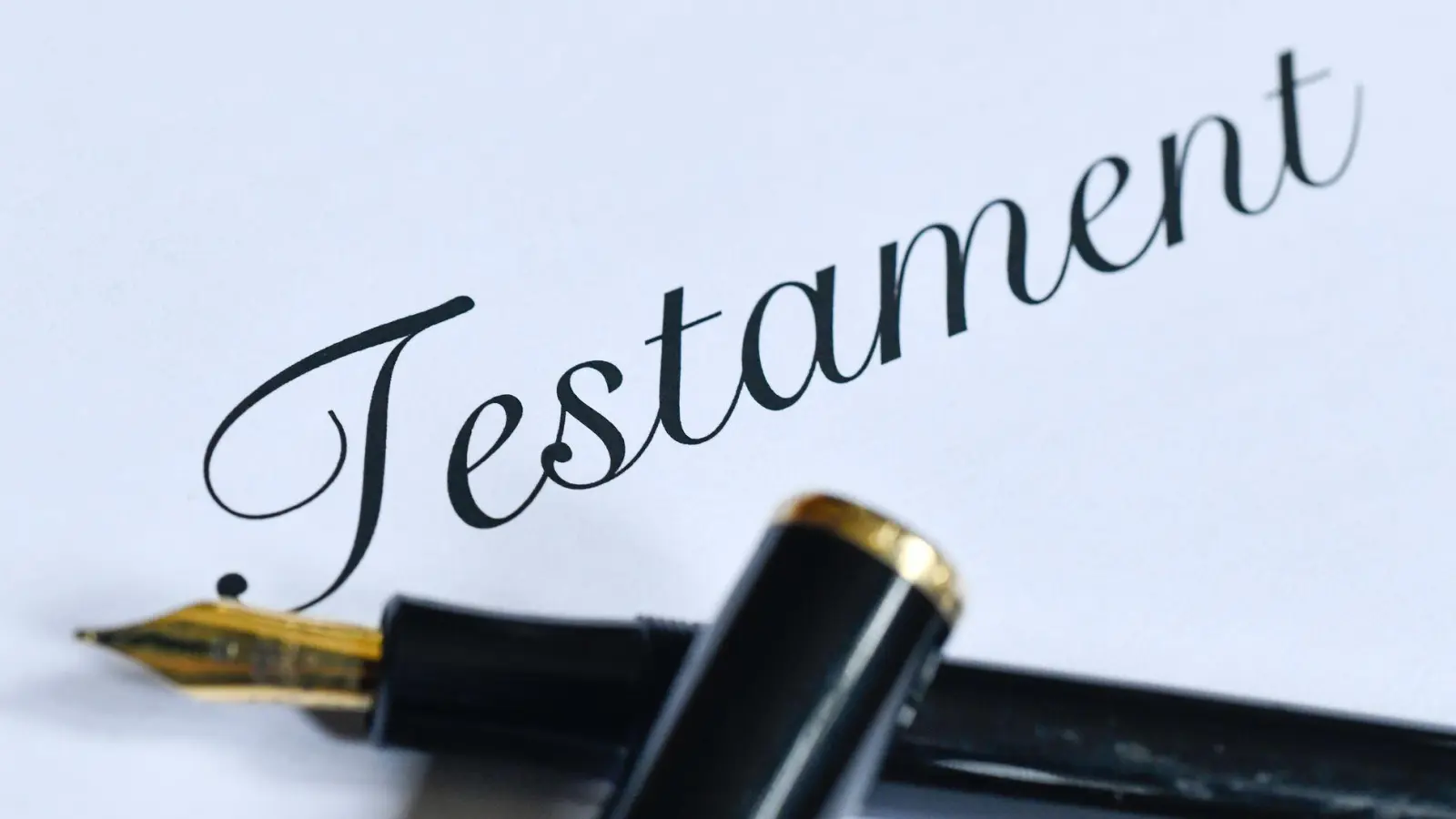 Eheleute können beim Aufsetzen eines gemeinsamen Testaments eine Pflichtteilsstrafklausel hineinschreiben. (Foto: Kirsten Neumann/dpa-tmn)