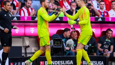 Daniel Peretz (l) durfte schon einmal Manuel Neuer (r) im Bayern-Tor ablösen. (Foto: Tom Weller/dpa)