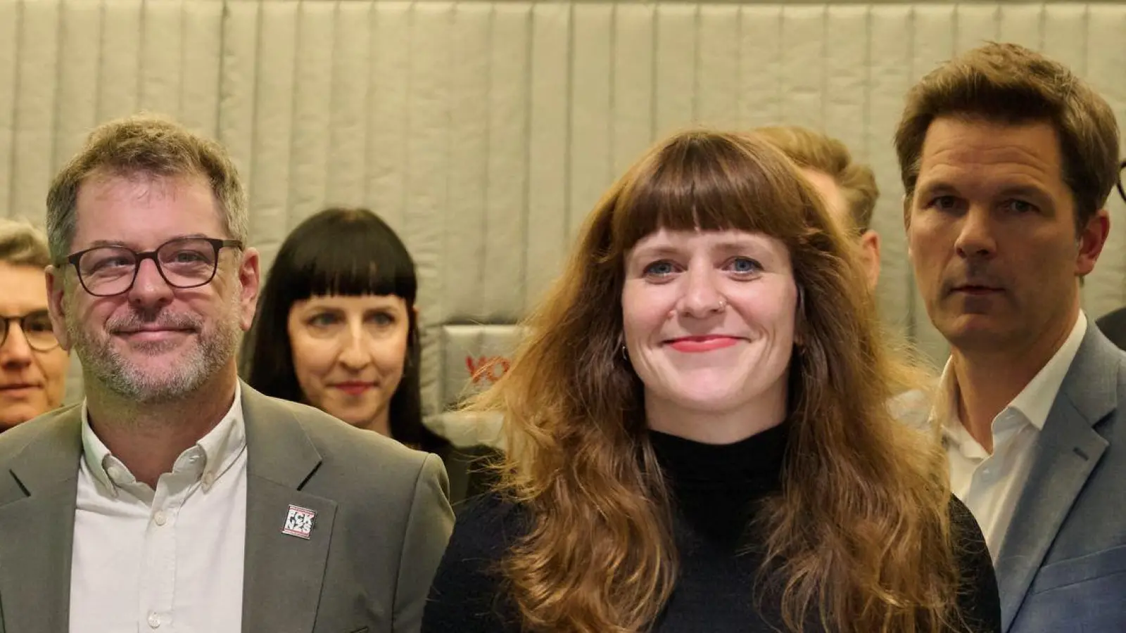 Für Linke, Grüne und SPD - hier Spitzenpolitiker der drei Parteien auf dem Weg zu einem Pressestatement - ist der Weg zu einer Koalition in Berlin noch weit. (Archivbild) (Foto: Annette Riedl/dpa)